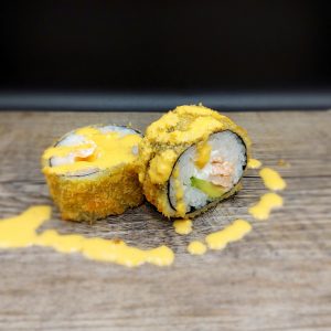 Sake Spicy  ( Salmon queso palta envuelto en nory con salsa spicy)