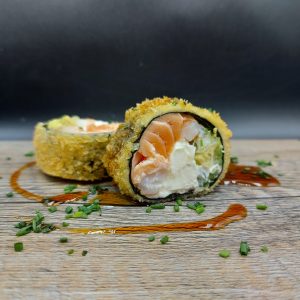 Ebi Sake Furay ( Salmon Camarón queso Palta Cebollín envuelto en Panko)