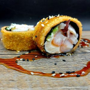 Sake Ebi (  Camarón Pulpo Queso cebollín envuelto en salmón panko)